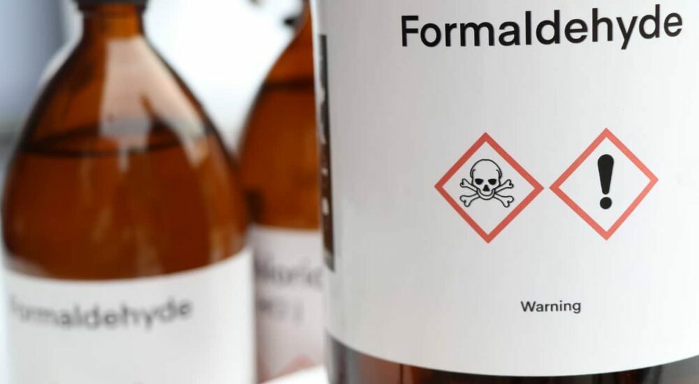 Flacon de formaldéhyde avec les pictogrammes danger pour la santé et extrêmement toxique.