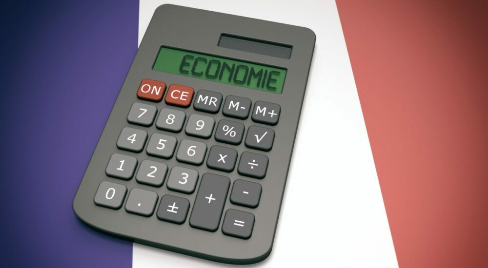 calculatrice affichant "économie" sur un drapeau français