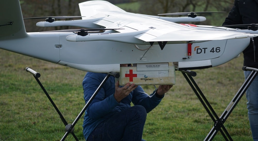 Chargement du drone DT46 de Delair avec des échantillons biologiques pour l'étude québécoise Ecogene21