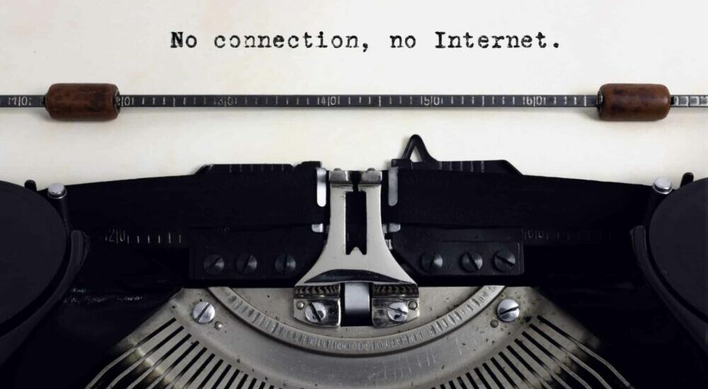 Vielle machine a écrire avec un papier où il est inscrit : no connection, no internet
