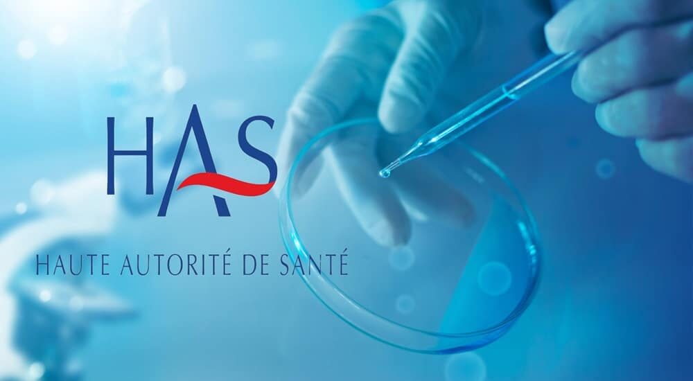 photo bleutée d'un scientifique tenant une boîte de pétri et une pipette avec logo de la HAS incrustrée