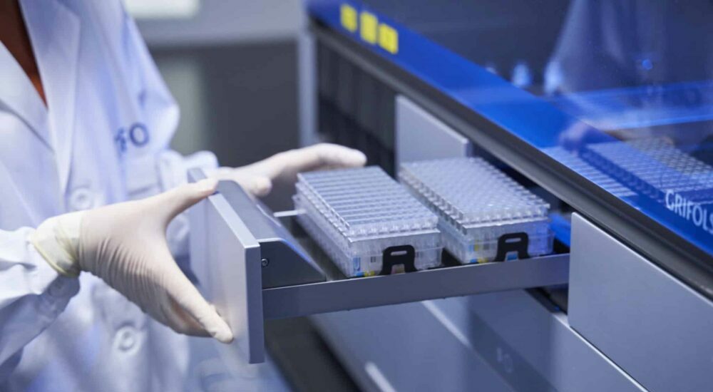 technicien insérant des cassettes dans un automate d'immunohématologie