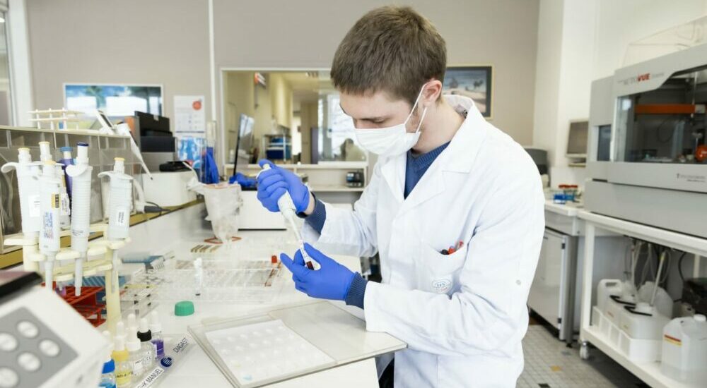 Technicien d'un laboratoire de l'EFS au travail