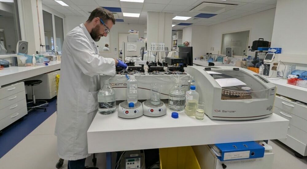 Technicien au travail dans le labo du CNRHP
