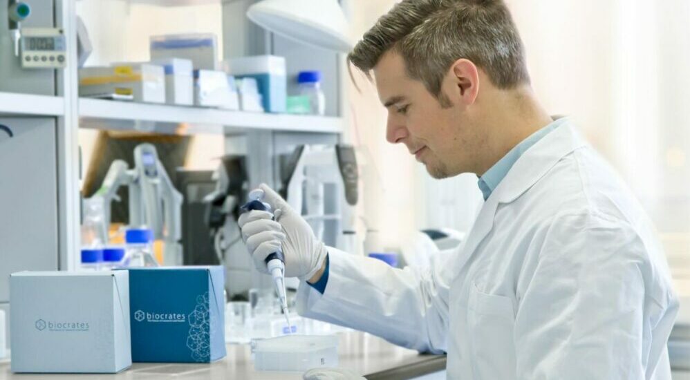 technicien utilisant des kits biocrates